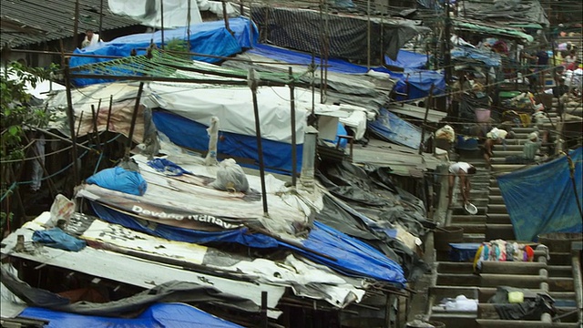 孟买贫民窟居民手洗衣服。高清。视频下载
