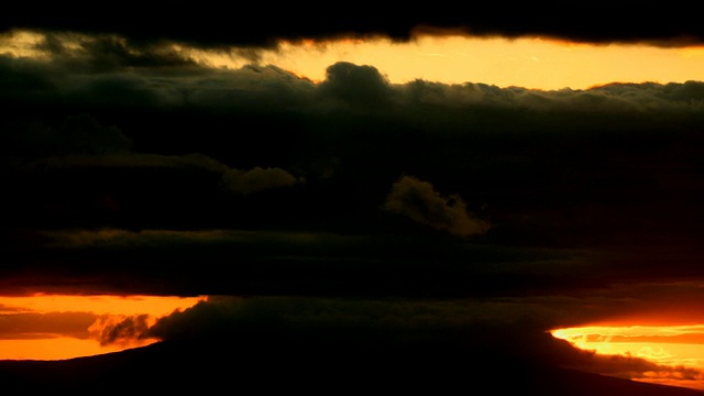 日落时分，黑云飘过哈雷阿卡拉国家公园。高清。视频素材