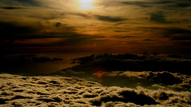 在夏威夷的哈雷阿卡拉，云朵在天空中翻滚。高清。视频素材