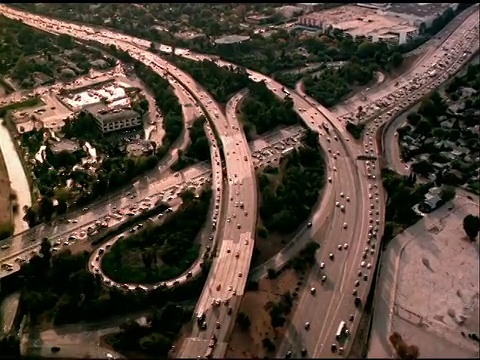 在洛杉矶繁忙的高速公路上行驶视频素材