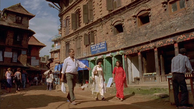 人们走在街上，Baktapur，尼泊尔。视频素材