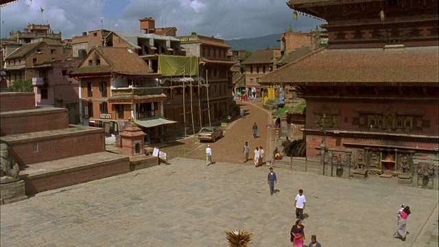 人们走在广场上，Baktapur，尼泊尔。视频素材