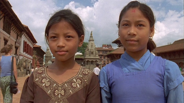 两个女孩对着镜头微笑，Baktapur，尼泊尔视频素材
