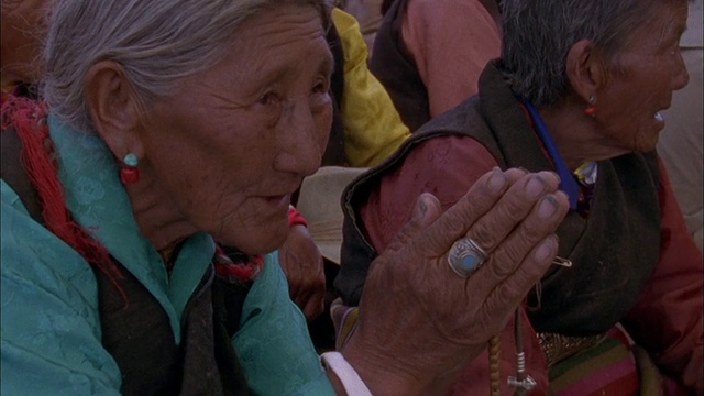 不丹老妇人在人群中祈祷高清。视频下载