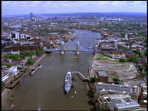 沿着泰晤士河向东，前往伦敦塔桥;1990年的视频下载