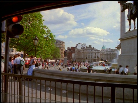 从伦敦的黑色出租车窗口快速浏览特拉法加广场视频素材