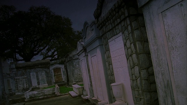 潘从左到右穿过墓地的地下室，路易斯安那，新奥尔良。视频素材
