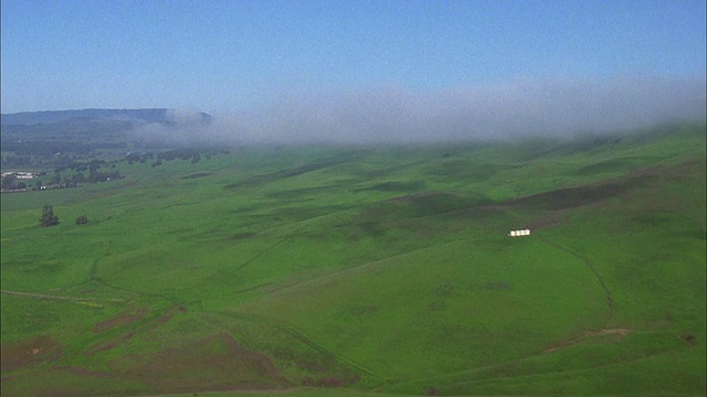 在蓝色的天空下，沿着绿色的田野前进，纳帕谷视频素材