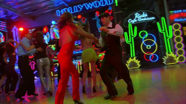 在洛杉矶的霓虹夜总会里，围绕情侣萨尔萨舞跟踪。视频下载