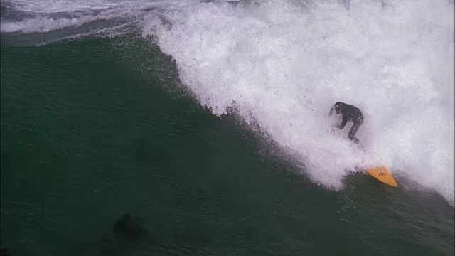 冲浪者乘坐巨大的波浪，东开普省可用的高清。视频素材