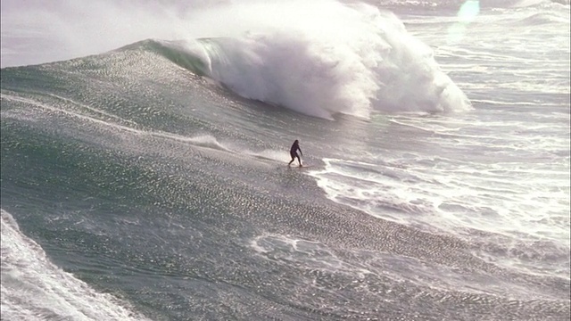 冲浪者乘着巨大的海浪离开德班海岸。高清。视频素材