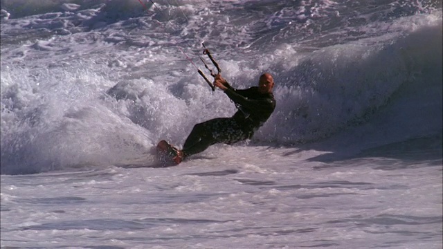 风筝冲浪者骑在波浪可用的高清。视频下载