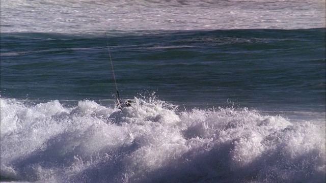 风筝冲浪者举起在波浪可用的高清。视频素材