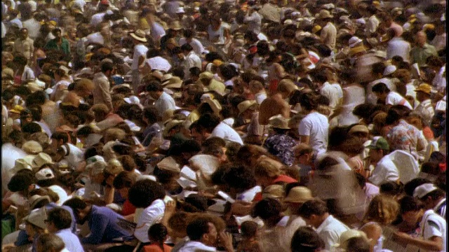 高角度时间推移人群坐，站+走在看台上的赛马跑道视频下载