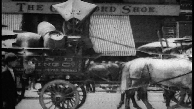 百老汇克劳福德鞋店前的慢镜头交通和马车视频下载