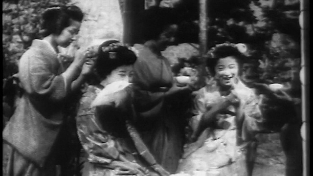 1898年，穿着传统服装的日本妇女大笑+喝茶/一人吸烟/新闻短片视频下载