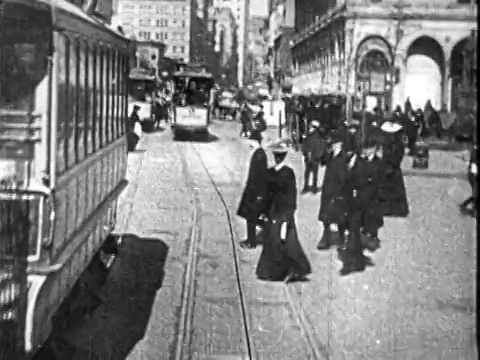 19世纪90年代的电车视角，城市街道上过往行人+其他电车/纽约/新闻短片视频下载