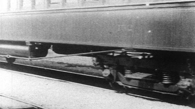 黑人搬运工帮助人们下火车(最后一个下车的女人是玛丽·默里)视频下载