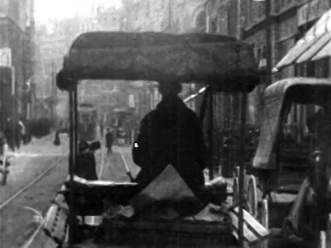 1906年波士顿城市街道上手推车后面的电车镜头/新闻胶片视频下载