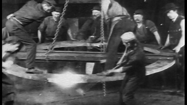 1904年，人们在西屋工厂锤击巨大的金属环/宾夕法尼亚州/新闻短片视频下载