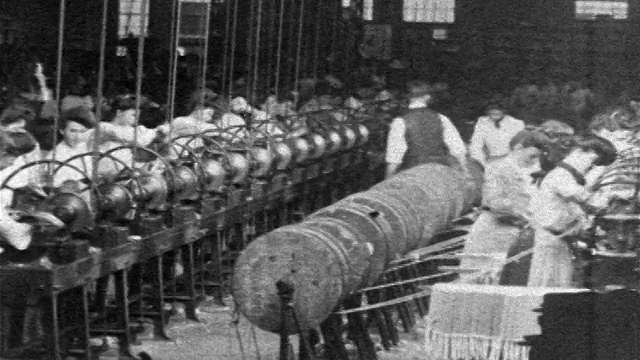 1904年，女工人在西屋工厂的机器上工作，男主管在看/新闻短片视频素材