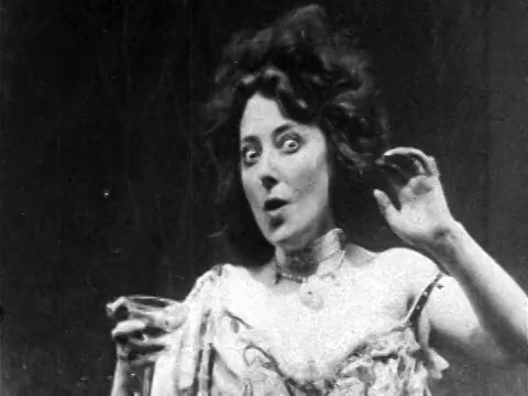 1902年B/W女演员安娜拿着一杯香槟+以醉态说话/新闻短片视频下载
