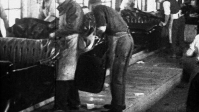 1910年代的工人在装配线上清洗汽车内饰/福特工厂，高地公园，密歇根州视频下载
