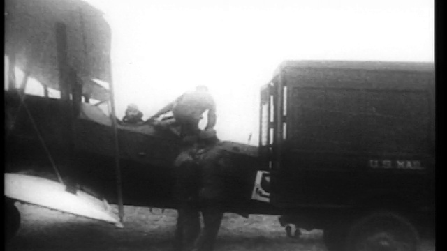 1910年代，人们在小飞机上装载来自美国邮车的邮件，以提供早期的航空邮件服务/新闻片视频下载