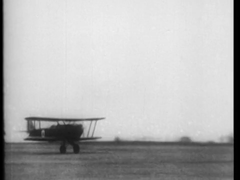 19世纪10年代PAN航空邮件双翼飞机起飞/新闻短片视频下载