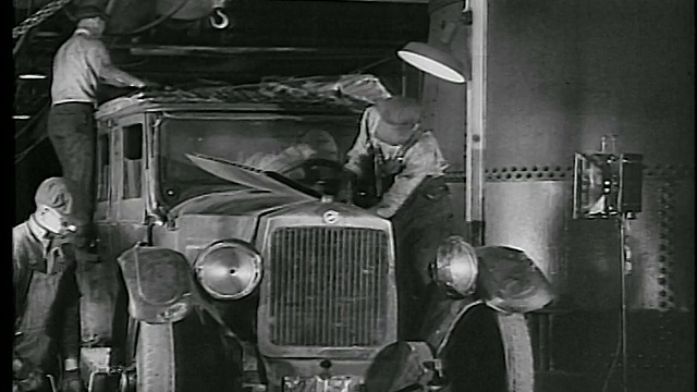 1930年，人们在传送带上把汽车拆开作废金属(以溶解为顺序表示进展)视频下载