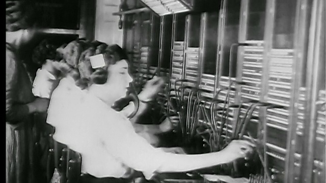 1927年，在电话总机工作的妇女的简介线/新闻片视频素材