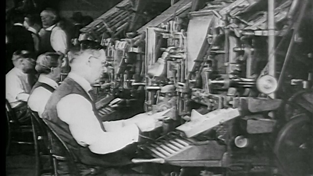 1927年，在报社/新闻片里，一名工人把纸交给排字工人视频素材
