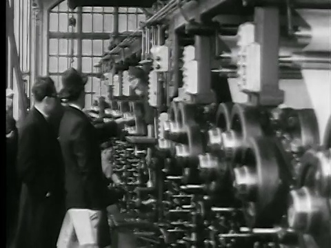 1927年PAN报纸印刷机+男人观察/新闻短片视频素材