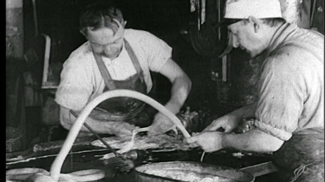 1922年，两个人在工厂里做香肠/芝加哥/新闻短片视频素材