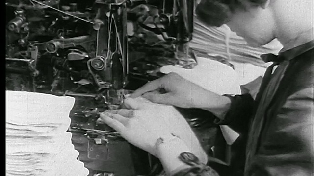 20世纪20年代的B/W在服装厂的缝纫机上关闭了在布料上缝纽扣孔的妇女。视频下载