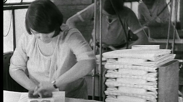 20世纪20年代的B/W妇女在服装厂包装衬衫/其他背景/新闻短片视频下载