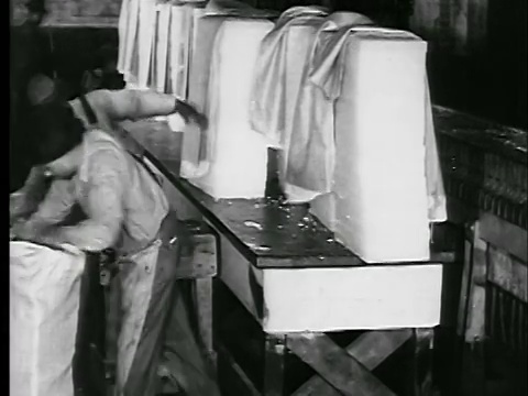 1929年，在工厂/新闻短片中，两个人在容器中放置蜡块视频素材
