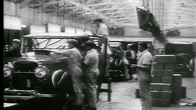 1927年，一名工人在工厂流水线的末端清洗汽车视频素材