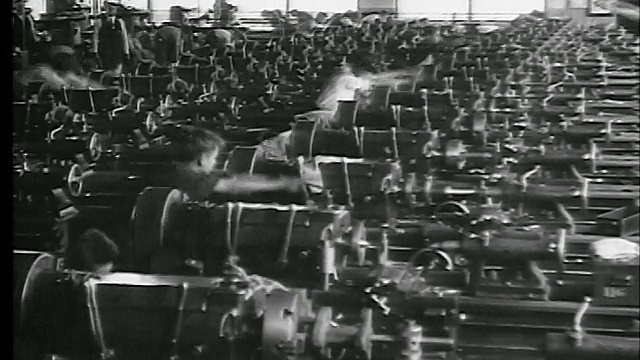 B/W 1920年代高角度男孩在工厂的机器上工作/他们排队+锻炼/医生。视频下载