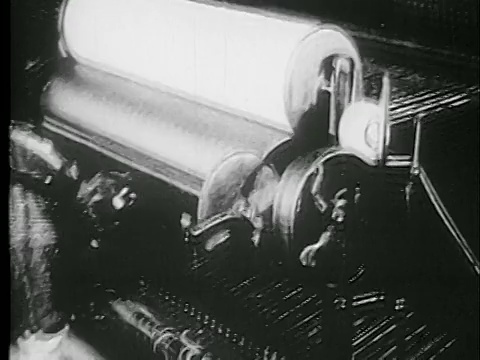 在纺织厂，20世纪20年代，工人在机械织机上工作视频素材