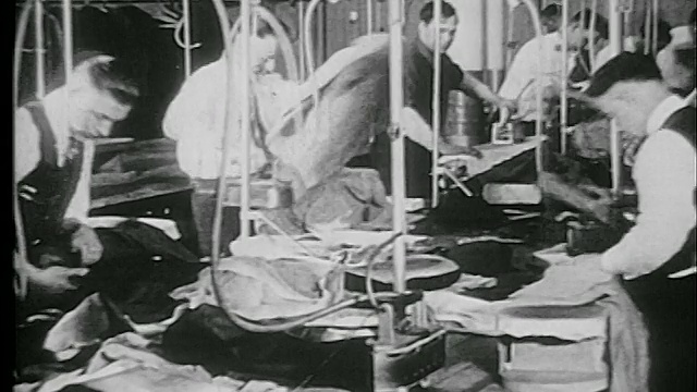 20世纪20年代的工人在服装厂熨烫衣服视频素材