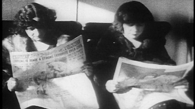 1925年，两个妇女坐在理发店里看报纸/新闻短片视频下载