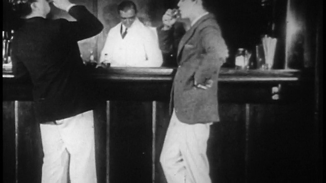 1928年，两名男子站在酒吧里，在远洋客轮上喝酒视频素材