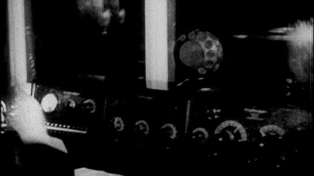 B/W 1927年使用电报机的手持变焦/带无线电控制面板的LAP溶解/新闻胶片视频下载