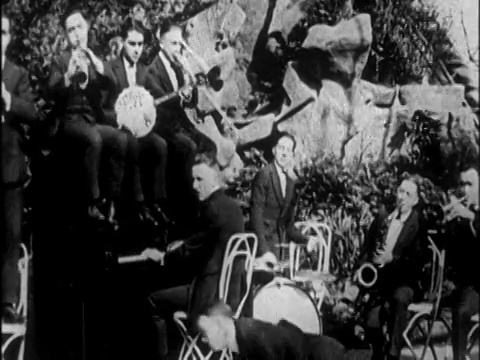 20世纪20年代早期的B/W Pat Rooney II跳舞/东京五爵士乐队的背景/纽约/新闻短片视频素材