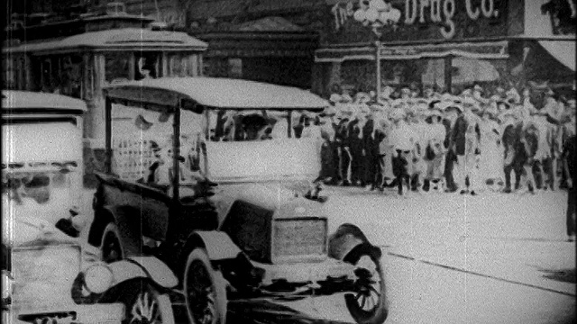 1923年，小流浪汉穿过拥挤的交通+电车/洛杉矶/故事片视频下载