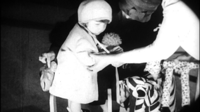 1924年B/W护士+妇女递给小女孩洋娃娃/新闻短片视频下载