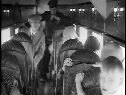 1927年，Stout Air LInes客机上的乘客向窗外望去/新闻短片视频素材