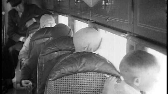 1927年，Stout Air LInes客机上的乘客向窗外望去/新闻短片视频素材