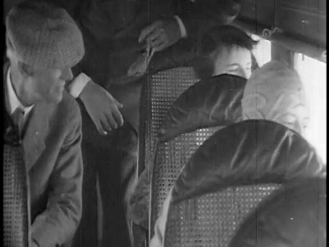 1927年乘客坐在飞机上看窗外/新闻短片视频素材